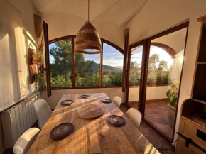 Encantadora casa con piscina y vistas al bosque!